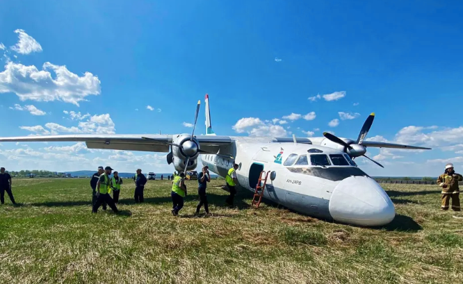 Siberian plane Performs Unplanned Stunt Show, Skids Heroically Toward Gas Station